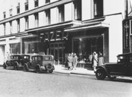 Canvas-taulu | Akustiikkataulu Jalankulkijoita ja autoja Fazerin kahvilan edustalla Kluuvikadulla v.1931 MV Helsingin Kaupunginmuseo 4726
